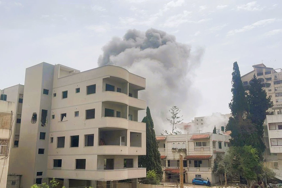 الدخان يتصاعد عقب قصف طيران الاحتلال الإسرائيلي منزلا في حي الرمال غرب مدينة غزة (تصوير خضر الزعنون/وفا)